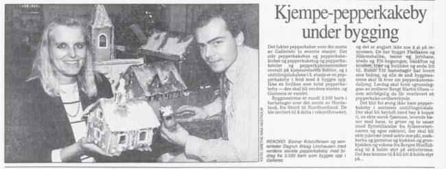 Avisutklipp fra 1991 med Dagrun Waag Linchausen og Steinar Kristoffersen bak et pepperkakehus.
