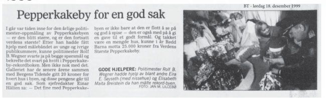 Politimester Rolf B. Wegner og barn måler Pepperkakebyen i 1999.