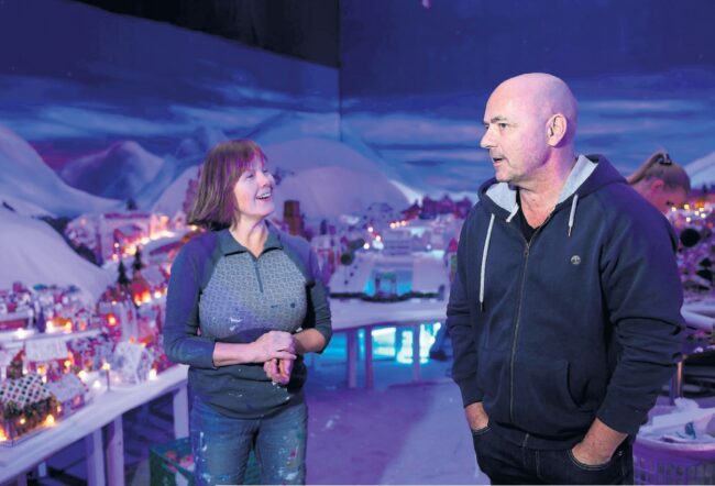 Kjersti Hjelmeland Brakstad og Steinar Kristoffersen i Pepperkakebyen på Xhibition i 2021.